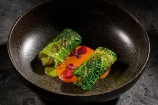 Капунет из Савойской капусты, соус из печеных перцев 