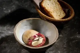 Тартар из говядины и соус из горчицы