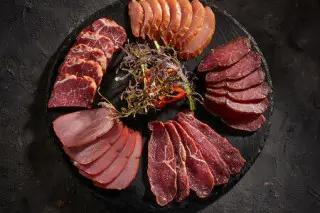 Тарелка с вяленым мясом