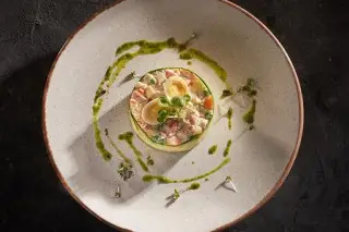 Классический оливье с раковыми шейками и семгой