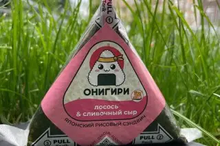 Онигири с лососем и сливочным сыром