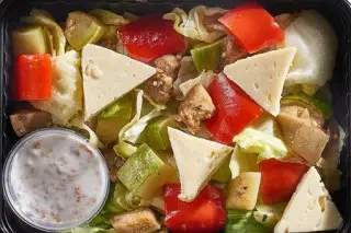 Салат с печеными овощами, сыром сулугуни и йогуртово-ореховой заправкой