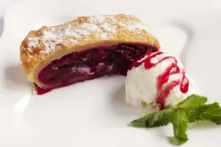 Штрудель с вишней