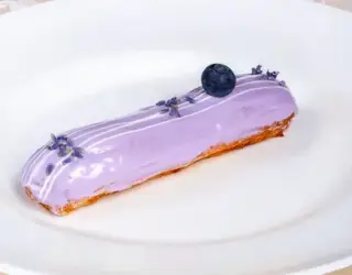 Эклер чернично-лавандовый