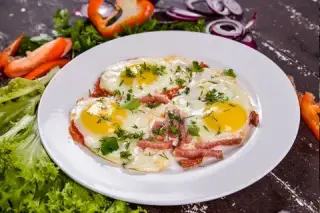 Яичница с ветчиной и помидорами (300г)