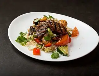 Салат со свининой-гриль (350г)